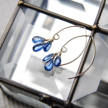 宝石質カイヤナイト３粒のマーキスフックピアス １４kgf