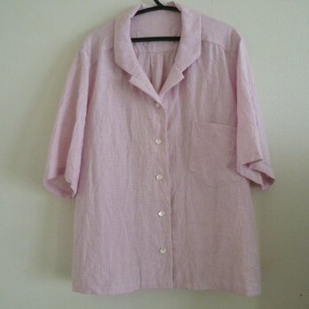 ピンクのテーラードカラーシャツの画像