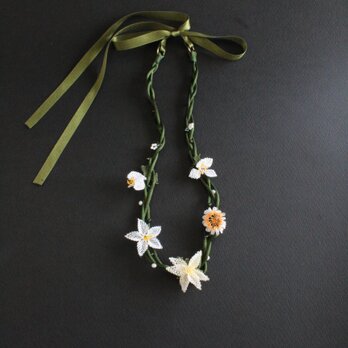 オヤ⁂ホワイトのお花のネックレス　リボン留めの画像