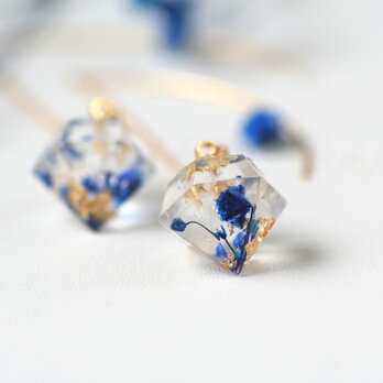 アイスブルーのかすみ草と金箔のダイヤモンド型アメリカンピアス(イヤリング、ノンホールピアス可)の画像