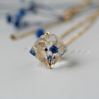 アイスブルーのかすみ草と金箔のダイヤモンド型ネックレス　の画像