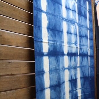 藍染めマルチカバー：板締め絞りタテ柄の画像