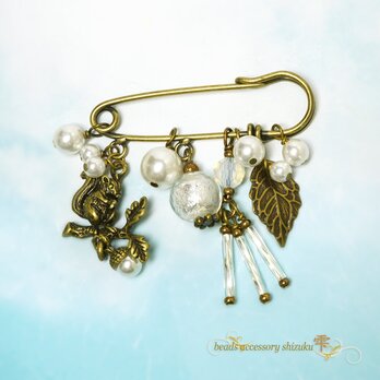 リスのカブトピン