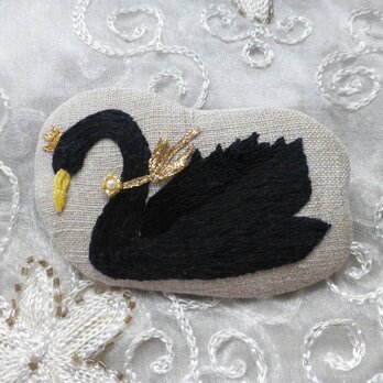 お値下げ！黒鳥の刺繍ブローチの画像