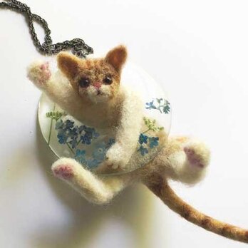 形状安定羊毛フェルト　勿忘草と猫のネックレスの画像