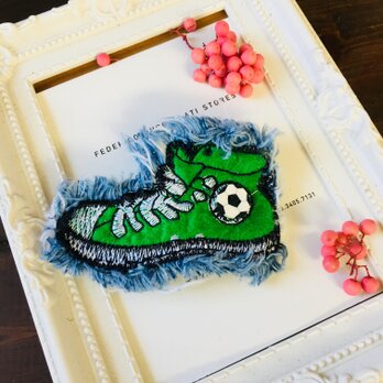 ☆★緑スニーカーとサッカーボールのブローチorバレッタの画像