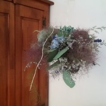 揺れるwreathースモークツリーと碧い花の画像