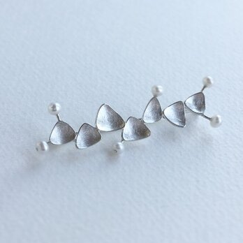 白い実のブローチ-  triangle