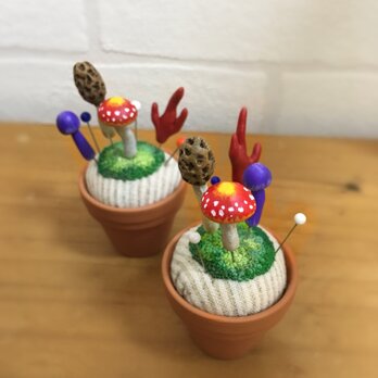 『キノコのまち針と鉢植えの子庭』