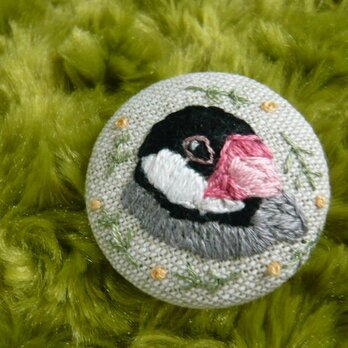 　刺繍　文鳥　ブローチ　くるみボタン　鳥の画像