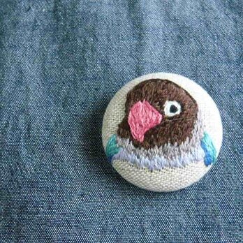 　刺繍　ブルーボタンインコ　ブローチ　くるみボタン　鳥の画像