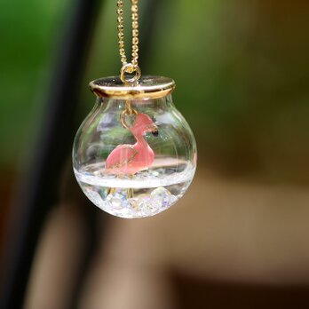 *夏のピンクフラミンゴ*　ガラスドームのハーバリウムネックレス　の画像