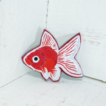 赤い金魚ちゃん*刺繍ブローチの画像