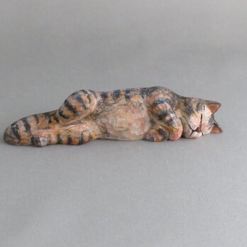 お昼寝マリー　トラ猫　木彫りの猫の画像