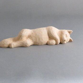 お昼寝マリー　木彫りの猫の画像