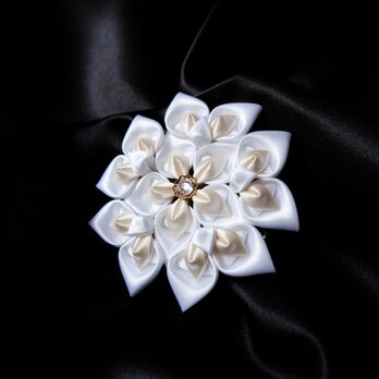 花の雫(ホワイト×クリーム)｜つまみ細工のコサージュの画像