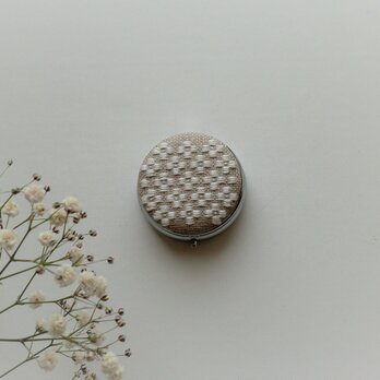 【再販】こぎん刺しのピルケース（アクセサリーケース）ミラー付き・サークルM・白い花の画像