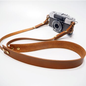 カメラストラップ シンプル 革 コンパクトカメラ デジカメ用の金具付き 日本製オイルヌメ革使用 キャメル系ブラウンの画像