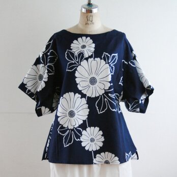 浴衣地　紺　菊模様　ゆったり袖のブラウス　Ｌサイズ