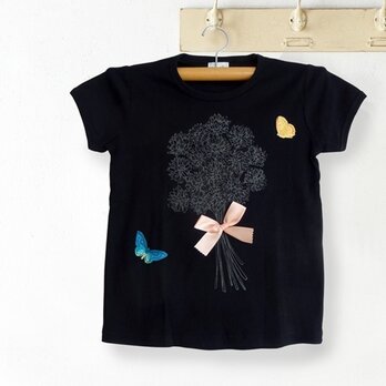 シロツメ草の花束Tシャツ(黒)の画像