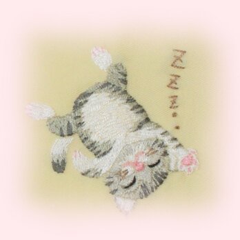 コットン☆「手刺繍・眠る子猫」☆ブックカバーの画像