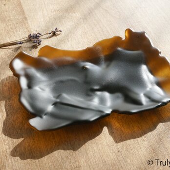ガラスのお皿 - 「茶色のガラス」 ● 18x14 (cm) ●茶色・艶消しの画像