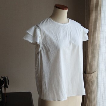 白のワッシャーのチューリップスリーブプルオーバー