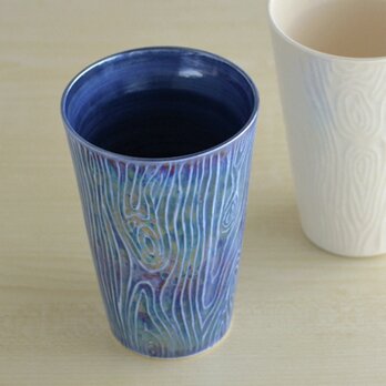 煌めく木目のビアカップ（青）の画像