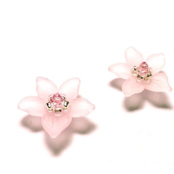 涼しげなガラスフラワーピアス