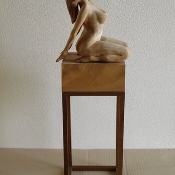 裸婦木彫台座に座るの画像