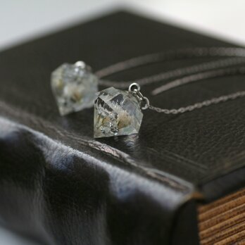 白色のかすみ草と銀箔のダイヤモンド型アメリカンピアス(イヤリング、ノンホールピアス可)の画像