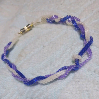 三つ編みビーズブレスレット 青、紫、白の画像