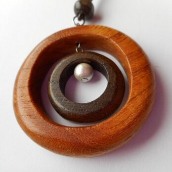 木のネックレス　けやきの輪っかとコットンパールの画像