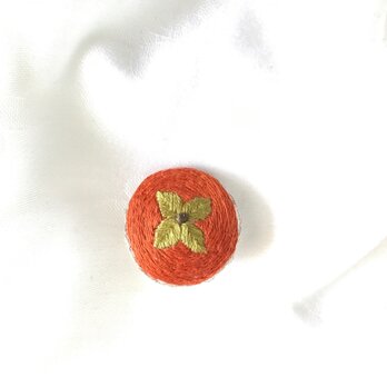 柿刺繍のブローチの画像