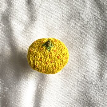 みかん刺繍のブローチ