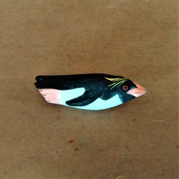 木彫りブローチ　マカロニペンギン