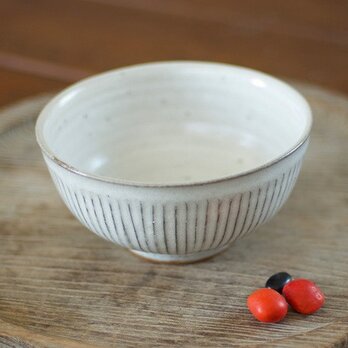 白い陶器のお茶碗（鎬）の画像