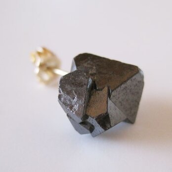 マグネタイトの結晶ピアス/Madagascar 片耳  14kgfの画像