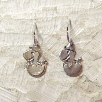 恐竜アクセサリー　恐竜ピアス　ティラノベビー・ティラノサウルスの卵（シルバー・イヤリング変更可）