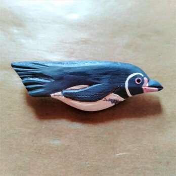 木彫りブローチ　ガラパゴスペンギン