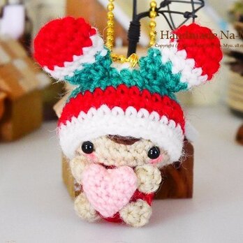 【受注制作】あみぐるみ・ハート抱っこのうさ耳帽子のベビーちゃん・Christmasカラー（S）／ボールチェーンの画像
