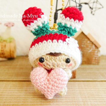 【受注制作】あみぐるみ・ハート抱っこのうさ耳帽子のベビーちゃん・Christmasカラー（S）／ボールチェーン