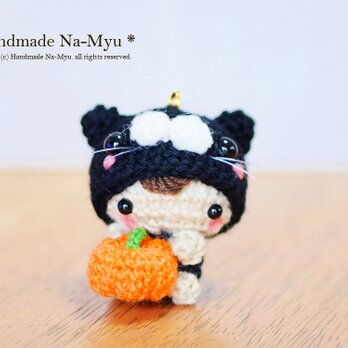 【受注制作】あみぐるみ★黒ネコの着ぐるみベビーちゃん・カボチャ抱っこ♪（S）／ボールチェーンの画像