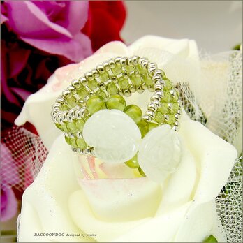 愛の白薔薇【天然石（白翡翠ーしろひすい）白薔薇 ビーズリング】《ビーズアクセサリー》の画像