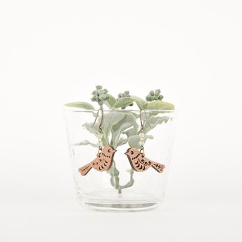 小鳥のピアス　クルミの木のウッドアクセサリー