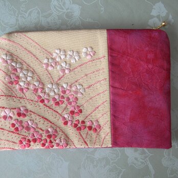 日本刺繍のポーチ～山並みに桜～の画像
