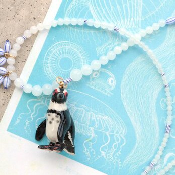ペンギンとヴィンテージ・ビーズのホワイト・ネックレスの画像