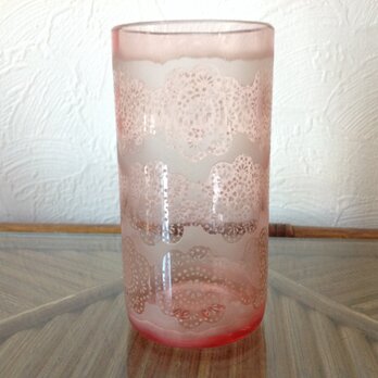 ピンクのレース模様ビールグラスの画像