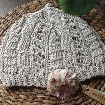 綿麻かぎ針編みのブローチ付き帽子の画像
