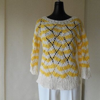 黄色と白の透かし編みボーダーセーターの画像